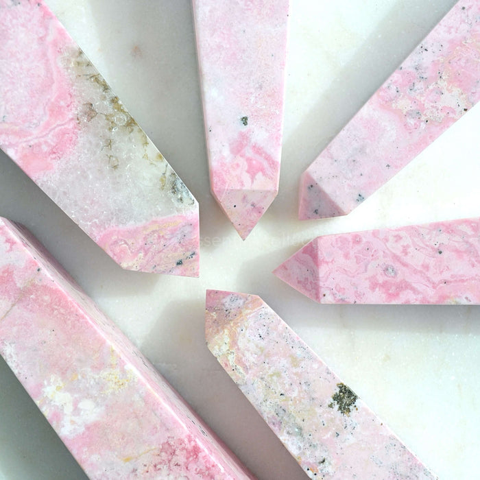 The Difference Between Rhodonite and Rhodochrosite – The Essential